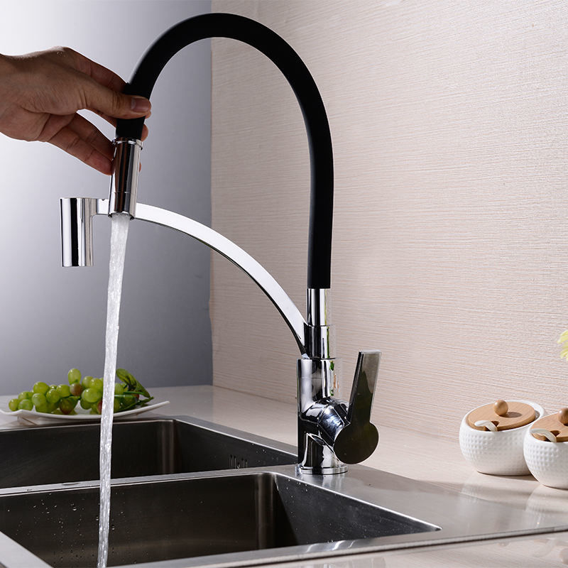 มือจับก้านโยก Chrome Kitchen Tap ท่อร้อนและเย็นยืดหยุ่นสีสันสดใส