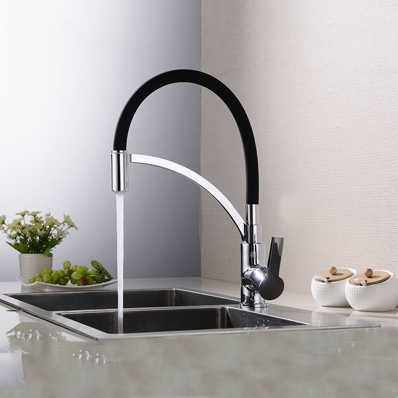 มือจับก้านโยก Chrome Kitchen Tap ท่อร้อนและเย็นยืดหยุ่นสีสันสดใส