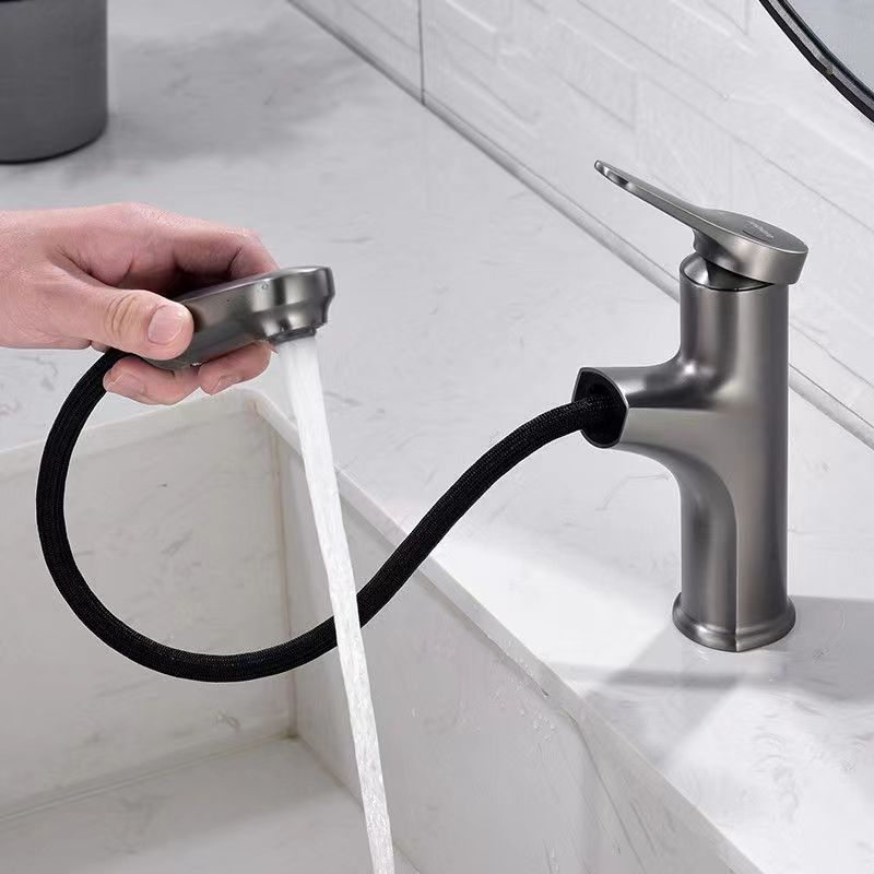 ทองเหลืองโมเดิร์นดึงออก 360° หมุนเดี่ยวผสมอ่างล้างหน้าหลุมเดียวใน Chrome Matte Black Grey